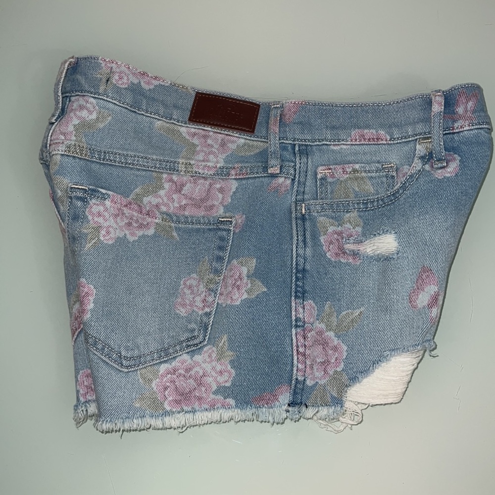 HOLLISTER - Picture 3 of 6